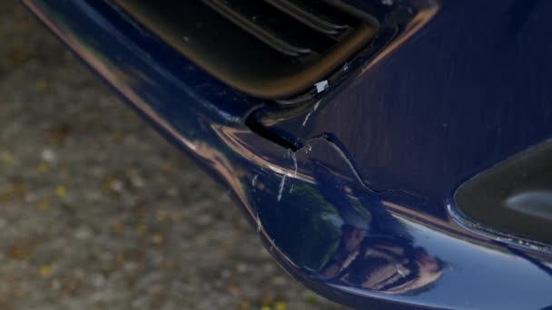 Επιθεωρούν Ρωγμή Στον Πλαστικό Προφυλακτήρα Του Αυτοκινήτου Μετά Ατύχημα Εργασίες — Αρχείο Βίντεο