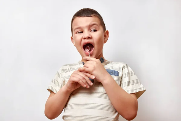 Niño Años Está Enojado Sosteniendo Espejo Dental Concepto Procedimientos Dentales —  Fotos de Stock