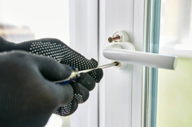 Kapı kolu pencere çerçevesine vidalanmış. Metal-plastik pencerelerin bakımı.