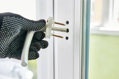 Kapı kolu pencere çerçevesine vidalanmış. Metal-plastik pencerelerin bakımı.