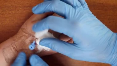 Doktor kolundaki kateterden çocuğa ilaç enjekte etmek için pompa kullanıyor..