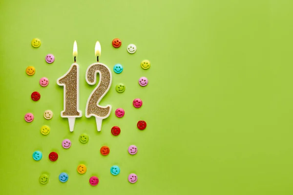 Numer Pastelowym Zielonym Tle Kolorowymi Emotikonami Wszystkiego Najlepszego Koncepcja Świętowania — Zdjęcie stockowe