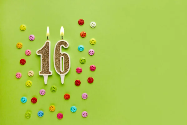 Número Sobre Fondo Verde Pastel Con Emoticonos Colores Feliz Cumpleaños — Foto de Stock