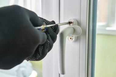 Kapı kolu pencere çerçevesine vidalanmış. Metal-plastik pencerelerin bakımı.