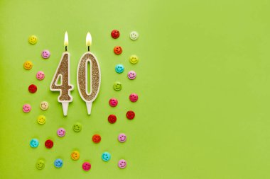 Pastel yeşil arka planda 40 numara renkli emoticonlar. Mutlu doğum günü mumları. Doğum günü, yıldönümü, önemli randevu, tatil kavramı. Uzayı kopyala Pankart