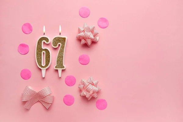 67号 粉红底色 装饰节日 生日快乐蜡烛 庆祝生日 周年纪念日 重要日期 假日的概念 复制空间 — 图库照片
