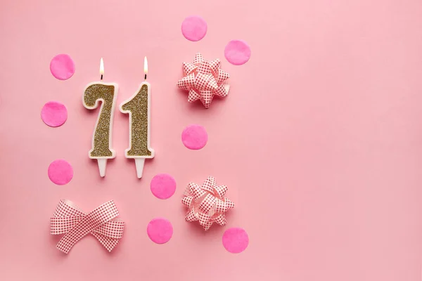 お祝いの装飾が施されたパステルピンクの背景の71番 お誕生日おめでとうございます 誕生日 記念日 重要な日付 休日を祝うという概念 コピースペース — ストック写真