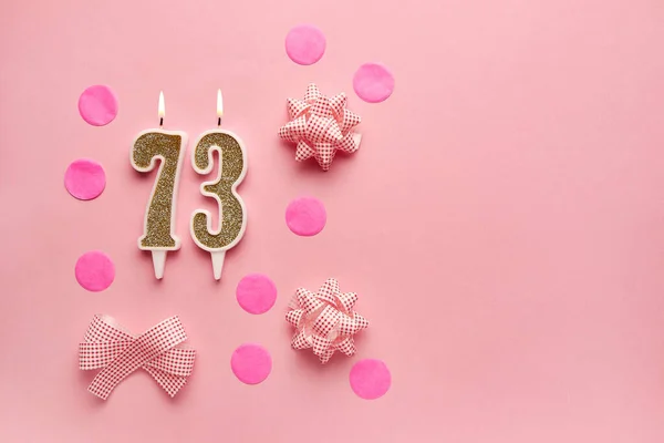 Pastel Pembe Arka Planda Numara Şenlikli Dekorlu Mutlu Doğum Günü — Stok fotoğraf