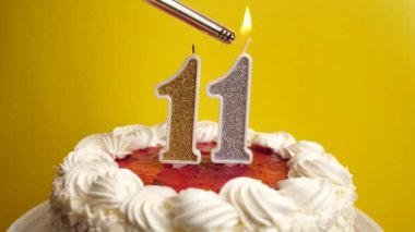 Bayram pastasına eklenmiş 11 numaralı mum şeklinde bir mum yakılıyor. Bir doğum gününü ya da tarihi bir olayı kutluyoruz. Kutlamanın doruk noktası..