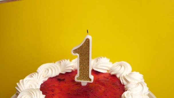 在节日蛋糕上插上一根1号的蜡烛点着 庆祝生日或具有里程碑意义的事件 庆祝活动的高潮 — 图库视频影像