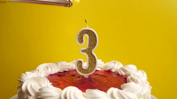 在节日蛋糕上插上一根3号的蜡烛 点燃起来 庆祝生日或具有里程碑意义的事件 庆祝活动的高潮 — 图库视频影像