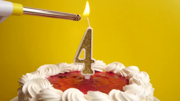 在假日蛋糕上插上一支4号的蜡烛 点燃起来 庆祝生日或具有里程碑意义的事件 庆祝活动的高潮 — 图库视频影像