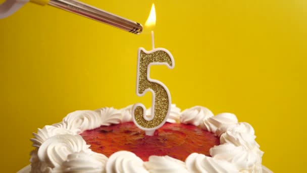 在节日蛋糕上插上一支5号的蜡烛 点燃起来 庆祝生日或具有里程碑意义的事件 庆祝活动的高潮 — 图库视频影像