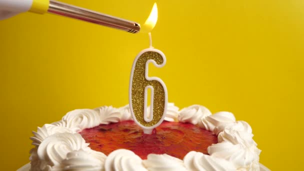 在节日蛋糕上插上一支6号的蜡烛 点燃起来 庆祝生日或具有里程碑意义的事件 庆祝活动的高潮 — 图库视频影像