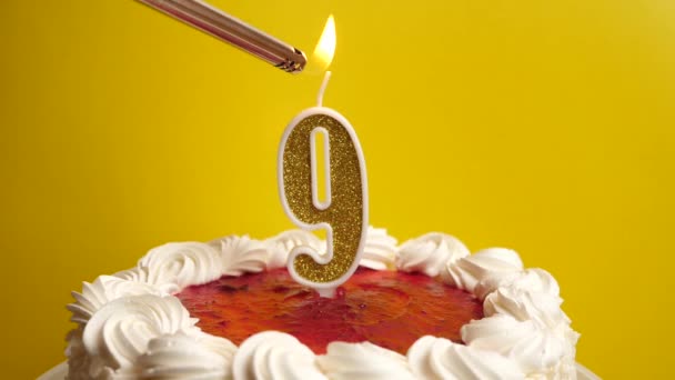 在假日蛋糕上插上一支9号的蜡烛 点燃起来 庆祝生日或具有里程碑意义的事件 庆祝活动的高潮 — 图库视频影像
