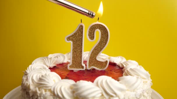 12号的蜡烛插在节日蛋糕上 点燃起来 庆祝生日或具有里程碑意义的事件 庆祝活动的高潮 — 图库视频影像