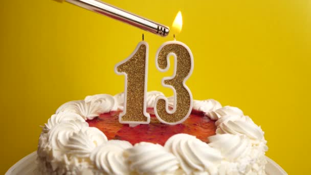 형식의 케이크에 삽입되어 불이켜 생일이나 기념비적 행사를 기념하는 기념식의 — 비디오