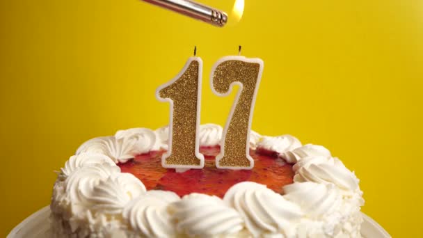 休日のケーキに挿入された番号17の形でキャンドルが点灯します 誕生日やランドマークイベントを祝う お祝いのクライマックス — ストック動画