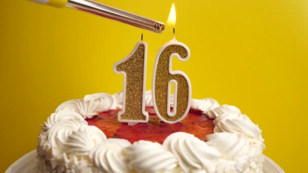 在假日蛋糕上插上一支16号的蜡烛点着 庆祝生日或具有里程碑意义的事件 庆祝活动的高潮 — 图库视频影像