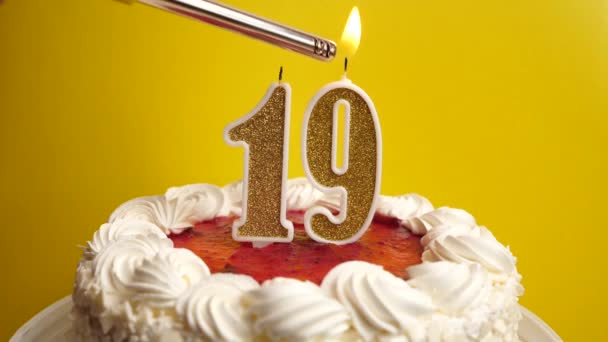 Enciende Una Vela Forma Número Insertada Pastel Navideño Celebrar Cumpleaños — Vídeos de Stock