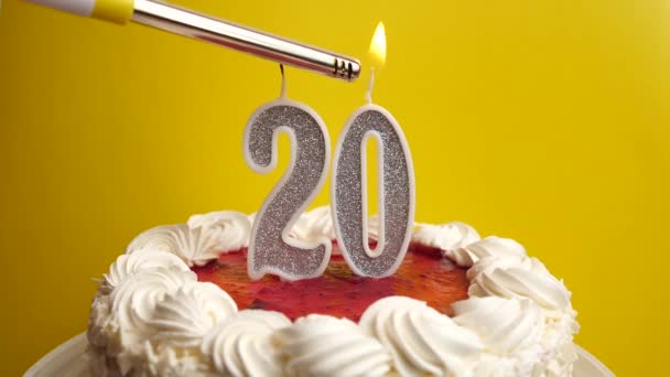 一支20号的蜡烛插在节日蛋糕上 点燃起来 庆祝生日或具有里程碑意义的事件 庆祝活动的高潮 — 图库视频影像