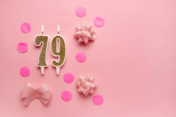 Número Sobre Fondo Rosa Pastel Con Decoración Festiva Feliz Cumpleaños —  Fotos de Stock