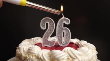 Tatil pastasının içine yerleştirilmiş 26 numaralı mum, yakılıyor. Bir doğum gününü ya da tarihi bir olayı kutluyoruz. Kutlamanın doruk noktası..