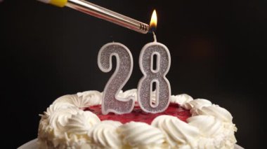 Bayram pastasının içine yerleştirilmiş 28 numaralı mum, yakılıyor. Bir doğum gününü ya da tarihi bir olayı kutluyoruz. Kutlamanın doruk noktası..