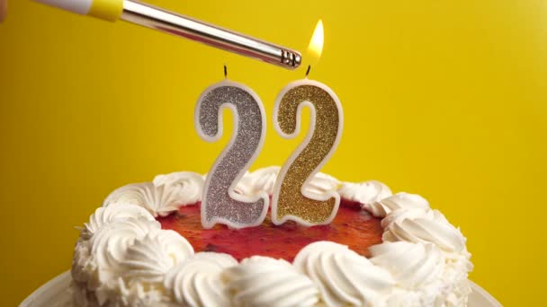 番号22の形でキャンドルは 休日のケーキに挿入され 点灯されます 誕生日やランドマークイベントを祝う お祝いのクライマックス — ストック動画