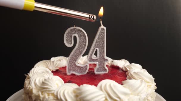 在节日蛋糕上插上一支24号的蜡烛 点燃起来 庆祝生日或具有里程碑意义的事件 庆祝活动的高潮 — 图库视频影像