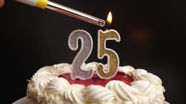 一支25号的蜡烛插在节日蛋糕上 点燃起来 庆祝生日或具有里程碑意义的事件 庆祝活动的高潮 — 图库视频影像