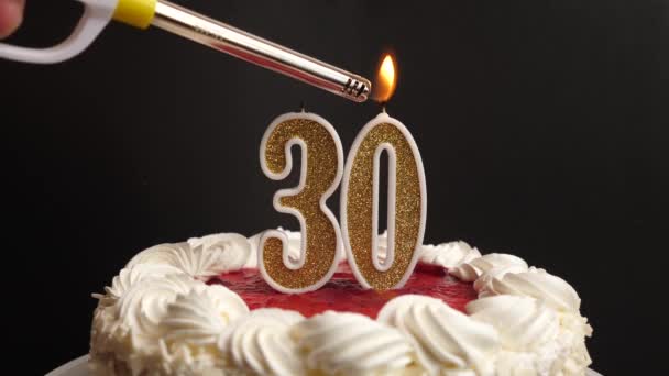 在假日蛋糕上插上一支30号的蜡烛点着 庆祝生日或具有里程碑意义的事件 庆祝活动的高潮 — 图库视频影像
