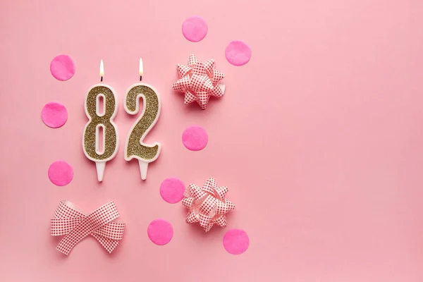 お祝いの装飾とパステルピンクの背景にナンバー82 お誕生日おめでとうございます 誕生日 記念日 重要な日付 休日を祝うという概念 コピースペース — ストック写真