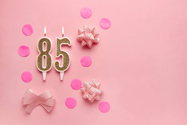 85号 粉红底色 装饰节日 生日快乐蜡烛 庆祝生日 周年纪念日 重要日期 假日的概念 复制空间 — 图库照片