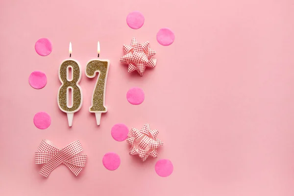 87号 粉红的背景 装饰节日 生日快乐蜡烛 庆祝生日 周年纪念日 重要日期 假日的概念 复制空间 — 图库照片