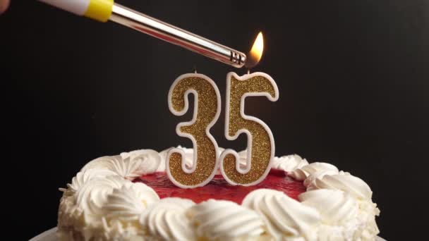 Zapala Się Świeca Postaci Cyfry Włożona Świątecznego Ciasta Świętujemy Urodziny — Wideo stockowe