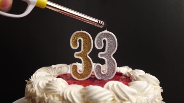 在假日蛋糕上插上一支33号的蜡烛 点燃起来 庆祝生日或具有里程碑意义的事件 庆祝活动的高潮 — 图库视频影像