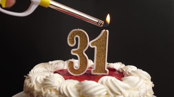 Zapala Się Świeca Postaci Liczby Włożona Świątecznego Ciasta Świętujemy Urodziny — Wideo stockowe