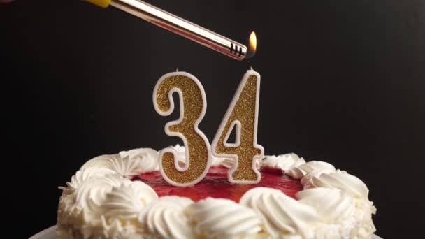 休日のケーキに挿入された番号34の形でろうそくが点灯します 誕生日やランドマークイベントを祝う お祝いのクライマックス — ストック動画