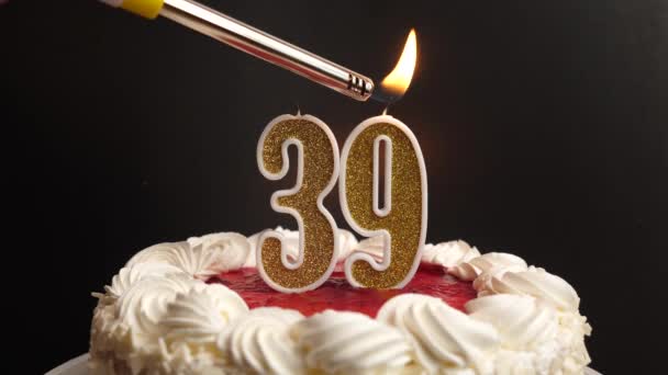 在假日蛋糕上插上一支39号的蜡烛点着 庆祝生日或具有里程碑意义的事件 庆祝活动的高潮 — 图库视频影像
