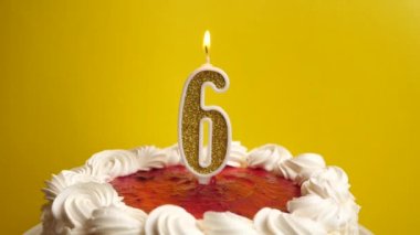 Pastanın içine yerleştirilmiş 6 numaralı mum, söndürülür. Bir doğum gününü ya da tarihi bir olayı kutluyoruz. Kutlamanın doruk noktası..