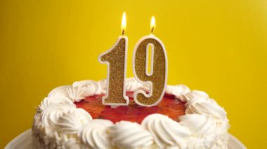 Tatil pastasının içine yerleştirilmiş 19 numaralı mum, söndürülür. Bir doğum gününü ya da tarihi bir olayı kutluyoruz. Kutlamanın doruk noktası..