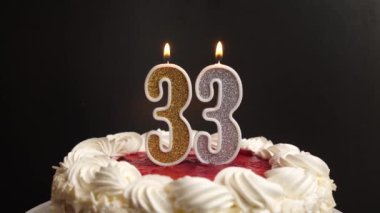 Pastanın içine yerleştirilmiş 33 numaralı mum, söndürülür. Bir doğum gününü ya da tarihi bir olayı kutluyoruz. Kutlamanın doruk noktası..