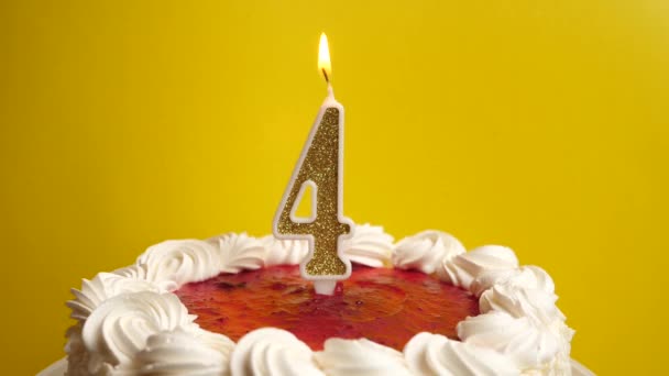 插在假日蛋糕上的4号蜡烛被吹灭了 庆祝生日或具有里程碑意义的事件 庆祝活动的高潮 — 图库视频影像