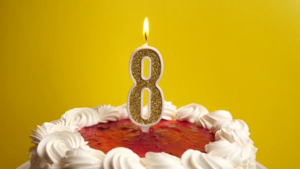 Ünnepi Tortába Helyezett Számú Gyertya Elfújódik Születésnapot Vagy Mérföldkövet Ünnepelni — Stock videók