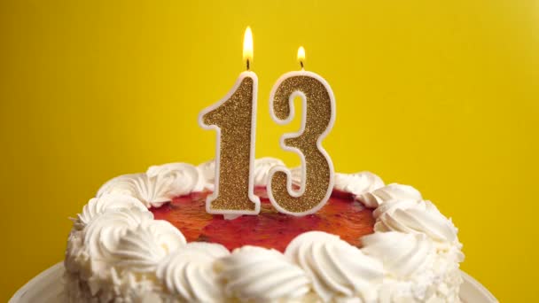 형식의 케이크에 삽입되면 터지게 생일이나 기념비적 행사를 기념하는 기념식의 — 비디오