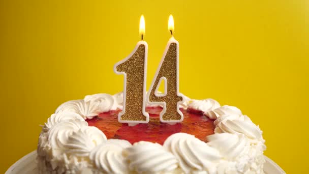 숫자로 케이크에 삽입되면 꺼진다 생일이나 기념비적 행사를 기념하는 기념식의 — 비디오