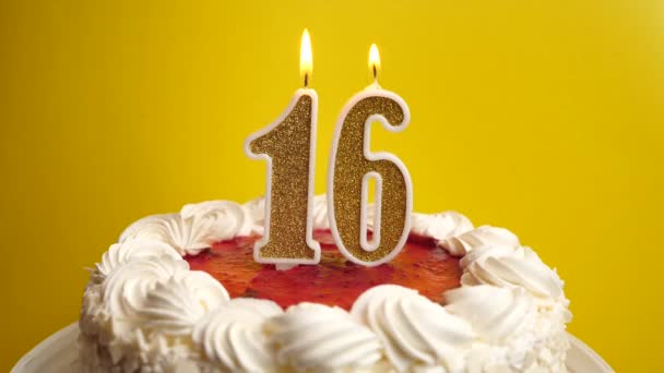 16番の形のキャンドルは 休日のケーキに挿入され 吹き飛ばされます 誕生日やランドマークイベントを祝う お祝いのクライマックス — ストック動画