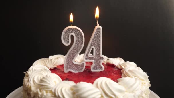 在节日蛋糕里插上一支24号的蜡烛 然后吹灭 庆祝生日或具有里程碑意义的事件 庆祝活动的高潮 — 图库视频影像