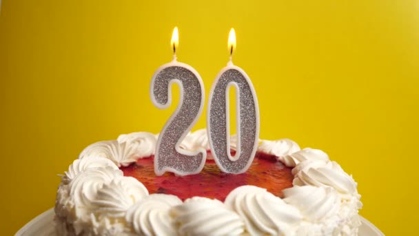 20番の形のキャンドルは 休日のケーキに挿入され 吹き飛ばされます 誕生日やランドマークイベントを祝う お祝いのクライマックス — ストック動画